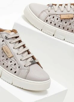 Sneakers δερμάτινα με διάτρητο σχέδιο Carmela 68568 - Πάγου -The Fashion Project κατάστημα sneakers dermatina me diatrito sxedio carmela 6856 103574 5n6s