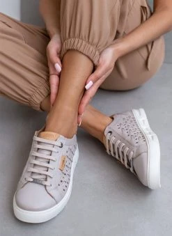Sneakers δερμάτινα με διάτρητο σχέδιο Carmela 68568 - Πάγου