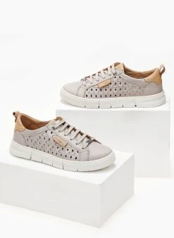 Sneakers δερμάτινα με διάτρητο σχέδιο Carmela 68568 - Πάγου -The Fashion Project κατάστημα sneakers dermatina me diatrito sxedio carmela 6856 103574 s5i2
