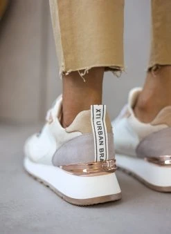 Xti Footwear Sneakers με μεταλλικά στοιχεία Xti 140870 - Πάγου 10 Xti Footwear Sneakers με μεταλλικά στοιχεία Xti 140870 - Πάγου -The Fashion Project κατάστημα sneakers me metallika stoixeia xti 140870 110273 36dk